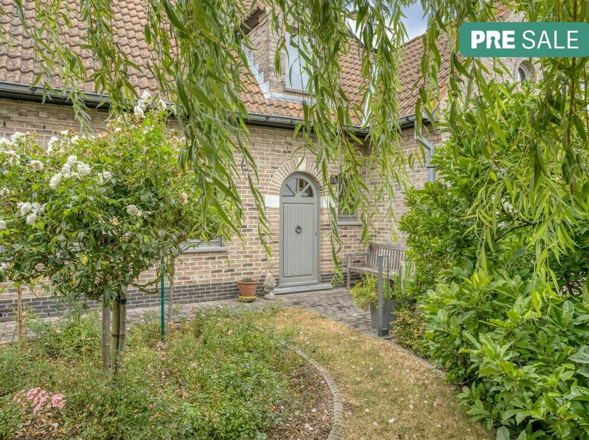 Droomt u van rustig wonen aan de Belgische kust? In de Tenierslaan in Blankenberge bieden wij deze vrijstaande villa te koop aan op een ruim perceel.