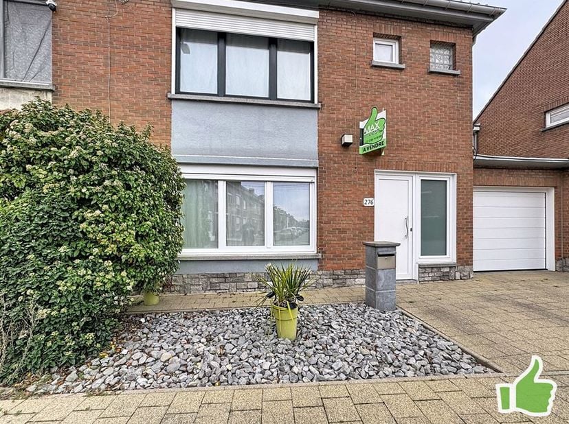 À Mouscron, jolie maison d'habitation et construction solide. Bâtie avec des étages en béton, elle offre une base fiable et durable, idéale pour un pr