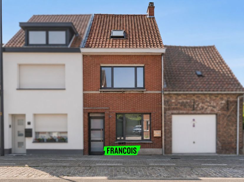 MAISON MITOYENNE DE CARACTÈRE AVEC SPACIEUX JARDIN DE VILLE PROCHE DU CENTRE DE TIELT<br />
Vous cherchez un logement à rénover entièrement selon vos