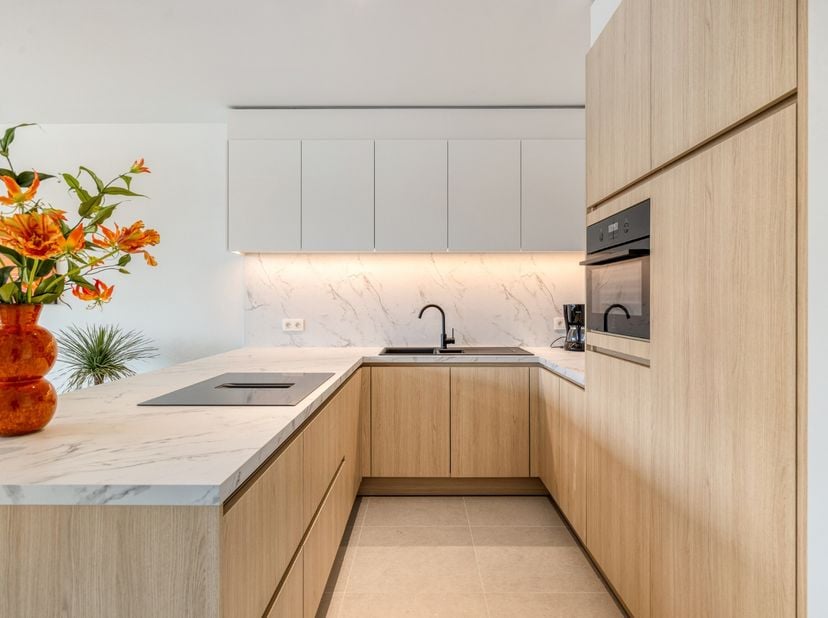 Dit ruime appartement met 2 slaapkamers beschikt over een ruim terras van maar liefst 35m², aangelegd met grote terraspotten van merk 'Atelier Vierkan
