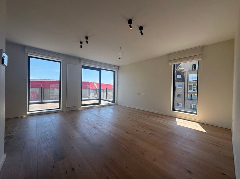 Ligging<br />
Dit moderne appartement is gelegen aan de Poolse Winglaan in Gent, op een uitstekende locatie nabij AZ Maria Middelares en de Kortrijkse