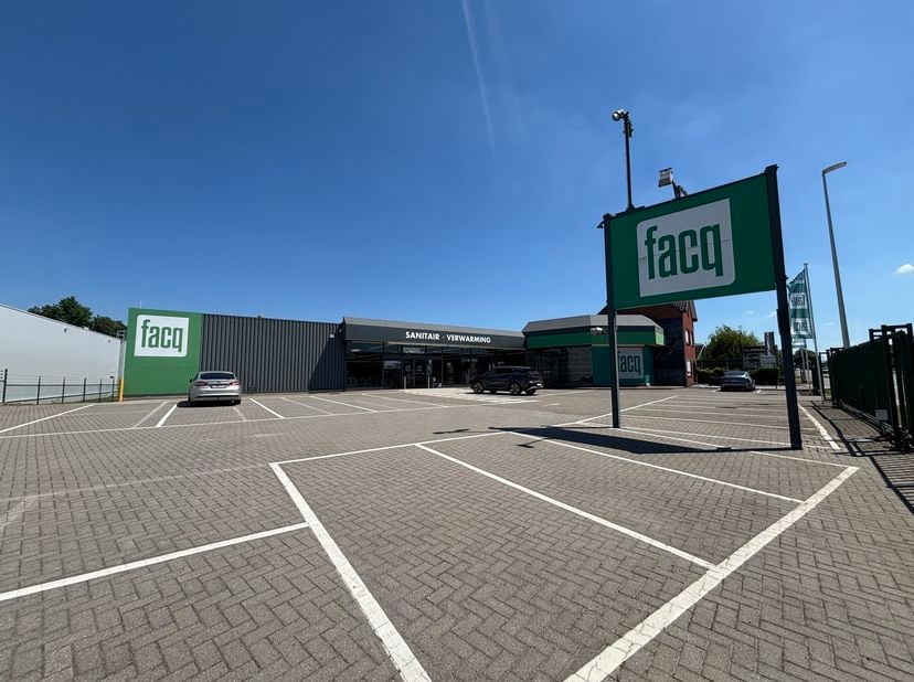 Ancien Facq ProCenter à louer à Tongres.<br />
<br />
Cette surface commerciale d'environ 1.700 m² est située sur l'un des principaux axes commerciaux
