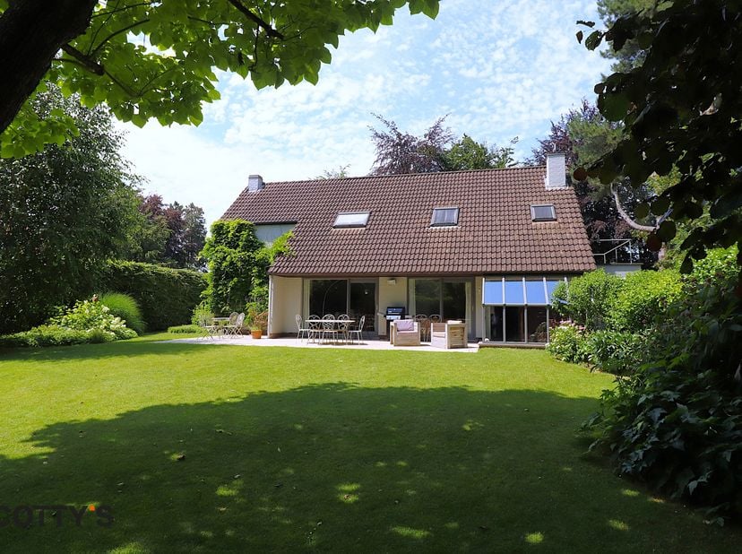 Deze villa van 194m²(EPC) is gelegen in een rustige woonwijk, op wandelafstand van het mooie park- en bosgebied Schaveys.<br />
Via de ruime inkomhal,