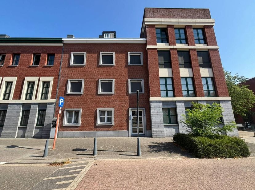 Op zoek naar een aangename plek om te huren op een absolute toplocatie? Dit gelijkvloerse appartement te huur in Hasselt biedt het beste van twee were