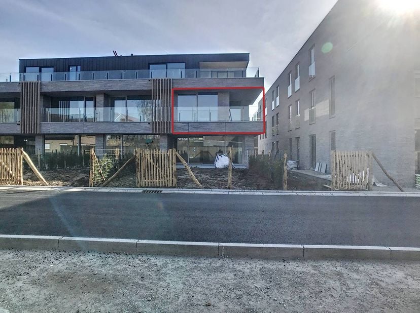 Cet appartement neuf à louer situé dans le centre du village de Wielsbeke, près de l'église, dispose de 2 chambres. L'appartement est facilement acces