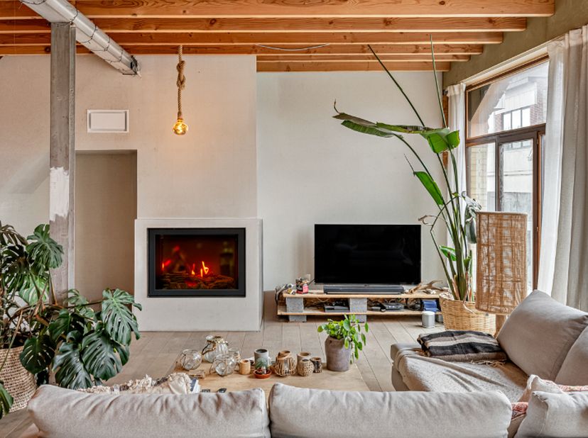 Op een boogscheut van de Markt bevindt zich deze ruime bel-etagewoning met een unieke<br />
gevel in modernistisch eclecticisme – een mix van stijlen