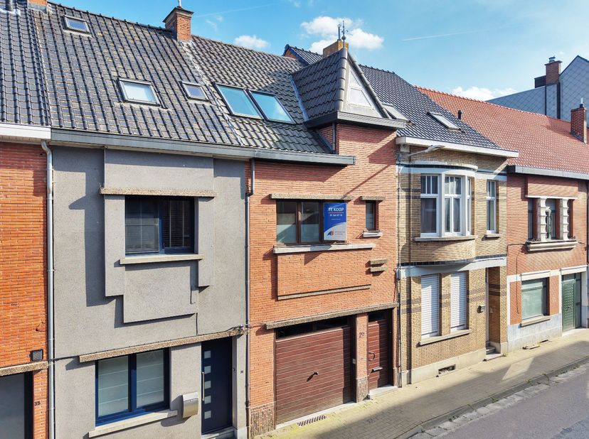 Deze eigendom is zeer centraal gelegen vlakbij het ziekenhuis en op enkele passen van het station, het centrum van Zottegem én de Bevegemse Vijvers. W