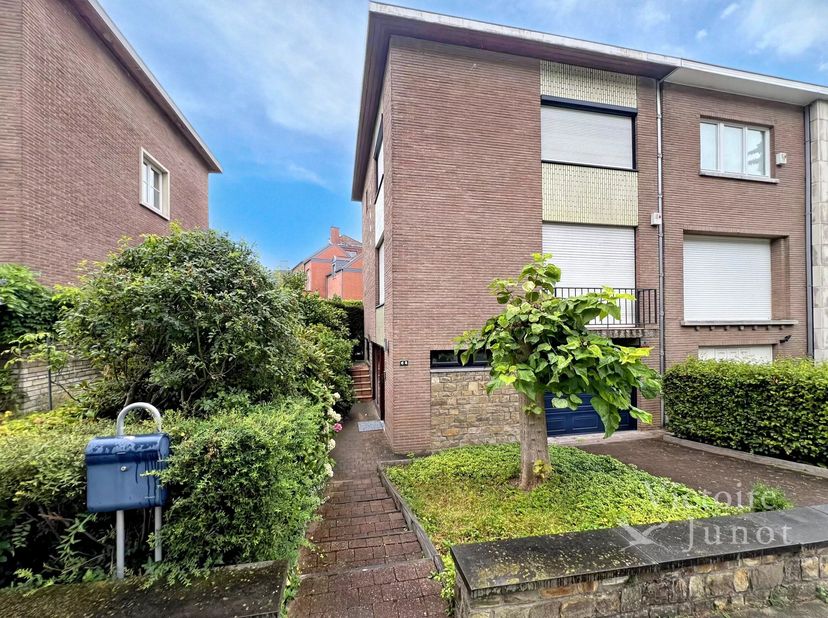 Pand voorgesteld door Carla Rodriguez: 0494 07 97 54 / carla.rodriguez@victoire.be<br />
Victoire Junot biedt u dit charmante 3 gevel woning met 4 sla