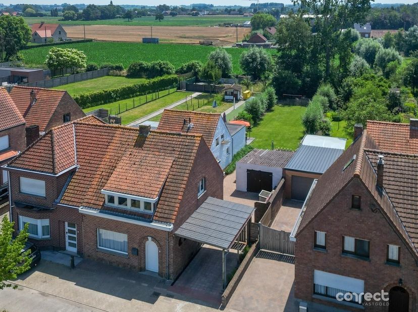Ruime woning met zuid-gerichte tuin.<br />
<br />
STARTPRIJS: Elk bod boven deze startprijs, wordt voorgelegd aan de eigenaars, die al dan niet kunn
