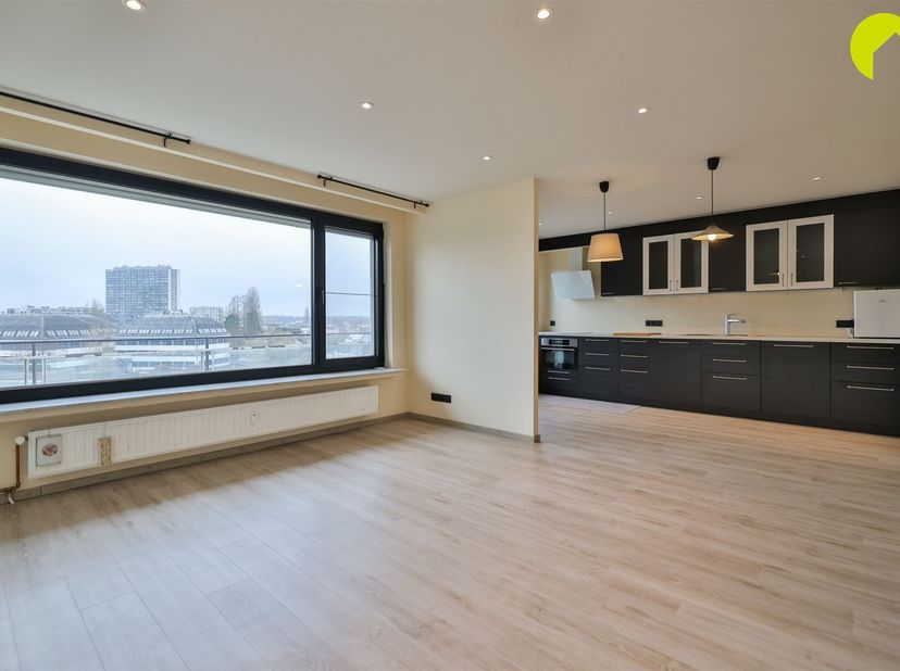 Situé à proximité du prestigieux quartier du parc Den Brandt, nous trouvons cet appartement de 2 chambres à coucher très solide et économe en énergie