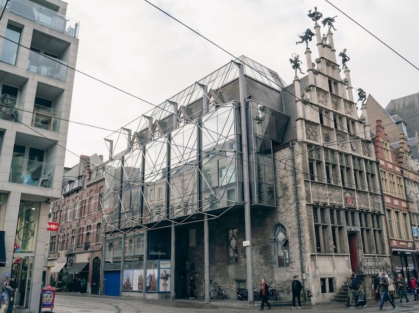 Bureau (380 m²) à louer dans la Maison des maçons située au centre de Gand. Accès facile par les transports en commun et possibilité de louer trois pa