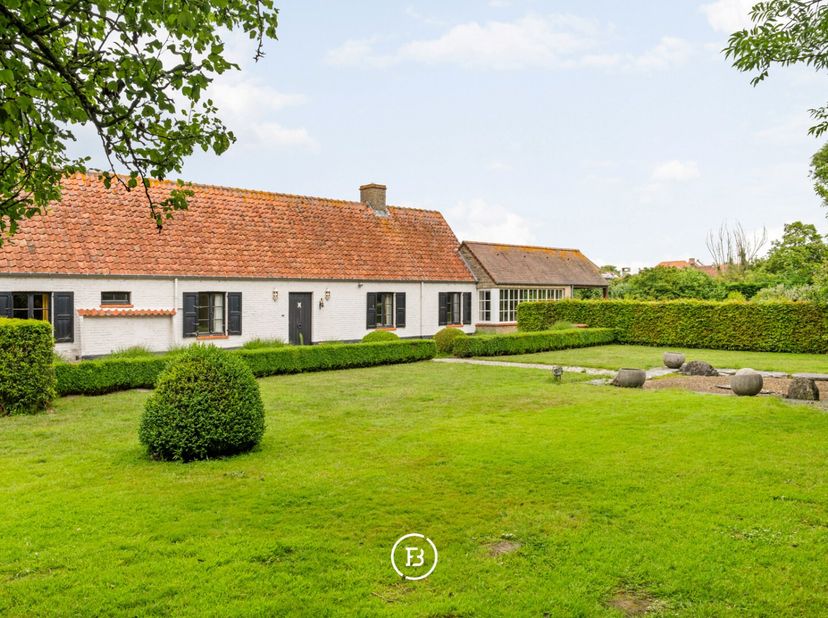 Situé dans la pittoresque commune de Lissewege, ce charmant fermette se trouve sur un vaste terrain de 2 724 m². Avec une surface habitable de 282 m²,