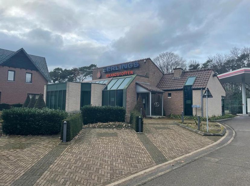 Ben je op zoek naar een werkruimte in een rustige omgeving? Ontdek dit ruime, lichtrijke kantoor in Oudsbergen – dankzij de royale ramen dringt overvl