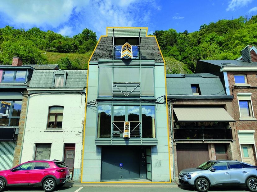 Groupe Arcade propose à la vente ce bâtiment d'architecte composé de trois entités indépendantes. Le bien dispose d'une vue sur la Meuse et la vallée,