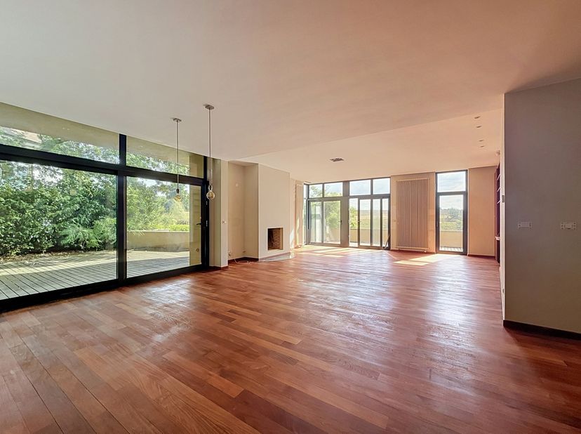 Perck – Dit prachtige huis met 4 slaapkamers en een aparte studio is ideaal gelegen in een rustige wijk, op een steenworp afstand van de Avenue du Pri