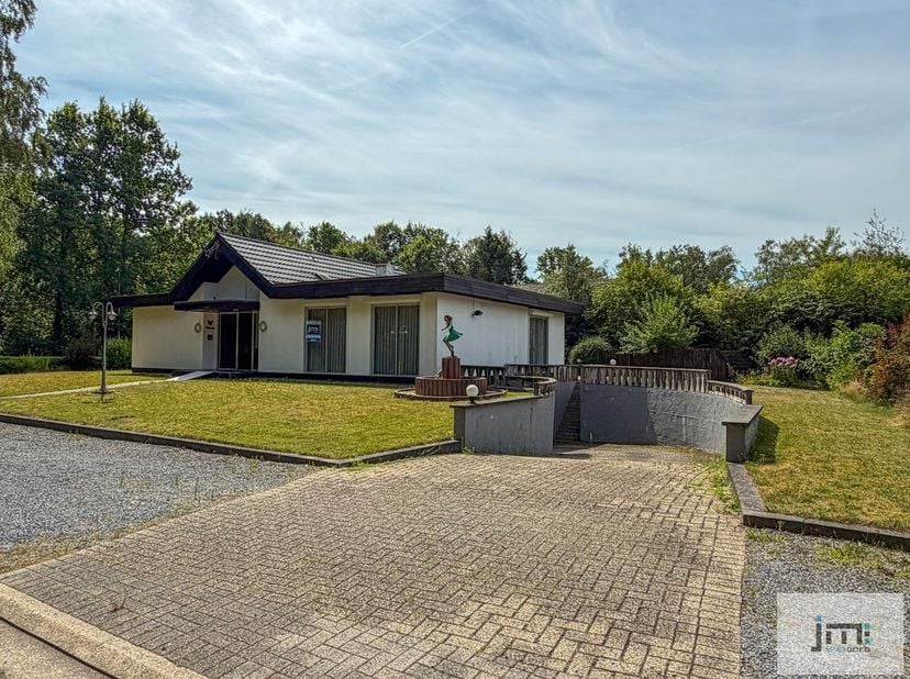 Deze gelijkvloerse woning is mooi en rustig gelegen op een perceel van 8a 90 ca met uitstekende verbindingen naar de omliggende steden en de snelwegen