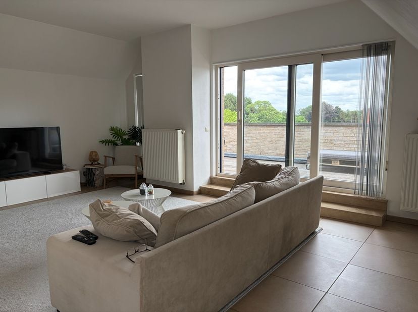 Vanaf 1 september 2026 komt dit ruime dakappartement beschikbaar.&amp;nbsp;<br />
Dankzij de vele raampartijen geniet u van een aangename, lichtrijke leef
