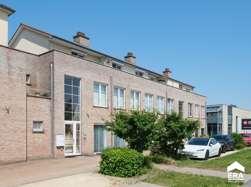 Cet appartement prêt à emménager offre un cadre de vie confortable avec beaucoup de lumière naturelle. Situé dans un quartier résidentiel entouré de v