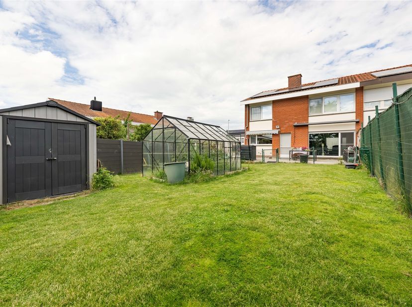 KIJKDAG DO 02/07 | TOPPER! INSTAPKLARE EN ENERGIEZUINIGE HALFOPEN WONING MET 4 SLAAPKAMERS, GARAGE EN TUIN IN HARTJE MEULEBEKE<br />
Deze halfopen wo