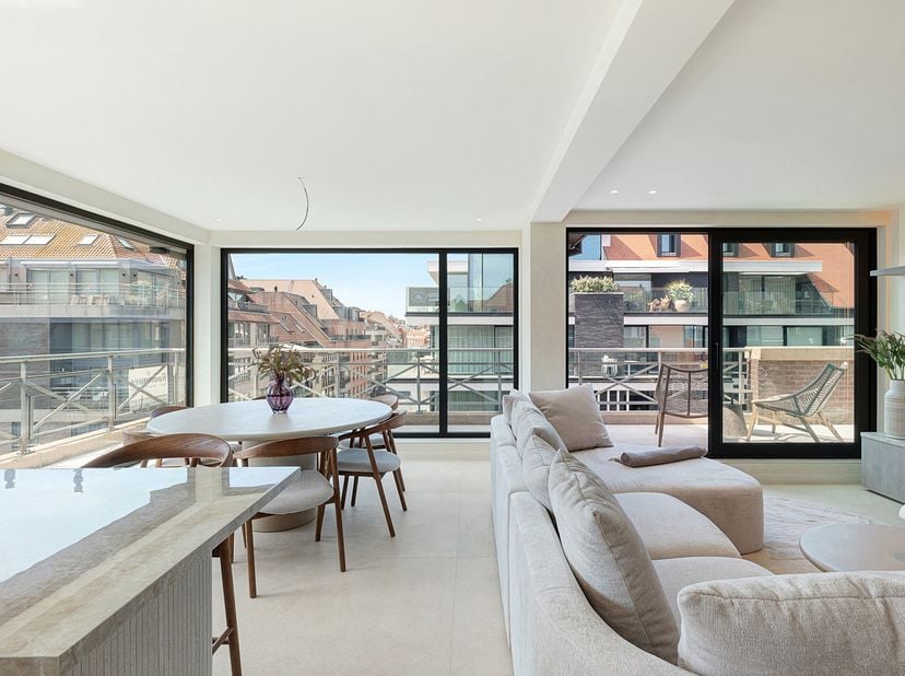 Prachtig gerenoveerd duplex appartement op de hoek van de Bayauxlaan en Leopoldlaan dicht bij de Lippenslaan in een kleinschalige residentie.<br />
In