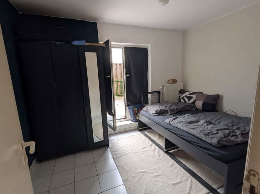 Appartement gelegen op de eerste verdieping (met lift) met woonkamer, kookhoek, badkamer met douche en toilet en 1 slaapkamer. Vrij vanaf 01/10/2026.