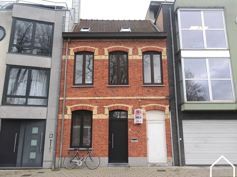 Op het gezellige Minneplein bevindt zich deze verzorgde stadswoning waar comfortabel wonen en een praktische ligging hand in hand gaan. Dankzij de par