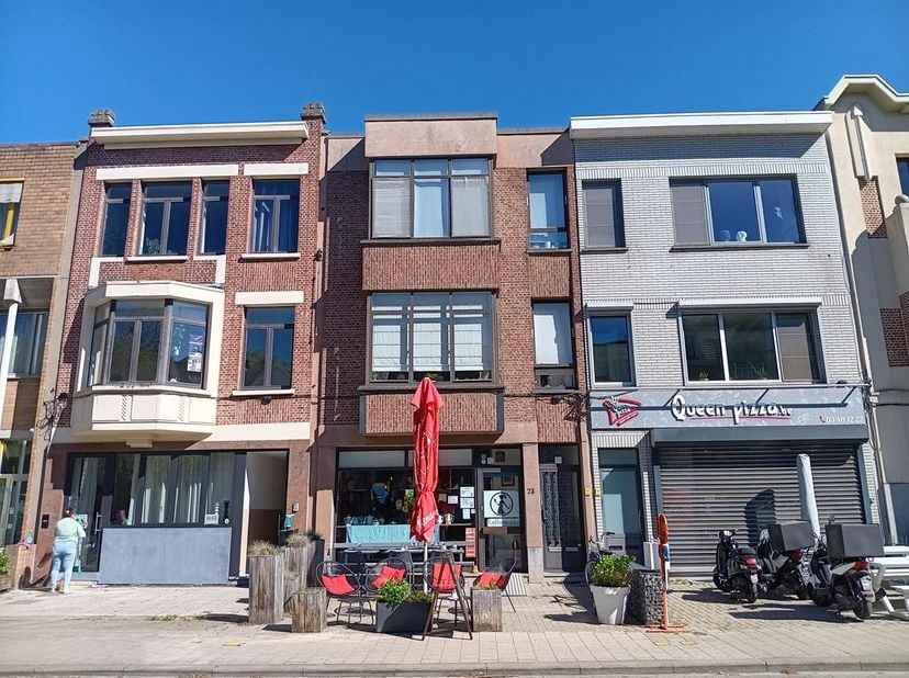 Ruime handelshuis, te renoveren, ideaal gelegen tussen het Boekenbergpark en het Te Boelaarpark, nabij buurtwinkels, horeca en openbaar vervoer .<br /