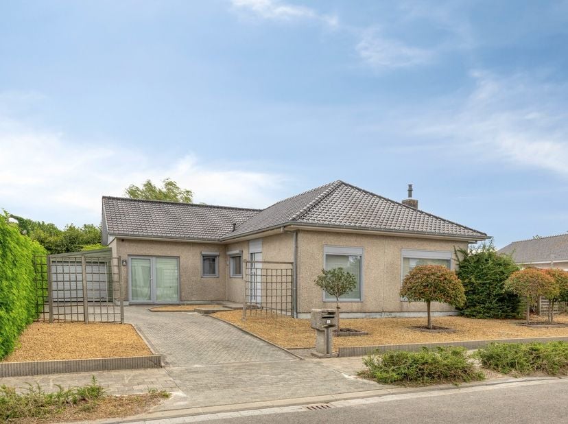 Deze residentieel gelegen VILLA met 3 SLAAPKAMERS en GARAGE is&amp;nbsp;ingeplant op een perceel van 572m2. Deze tijdloze laagbouwvilla, omringd door een