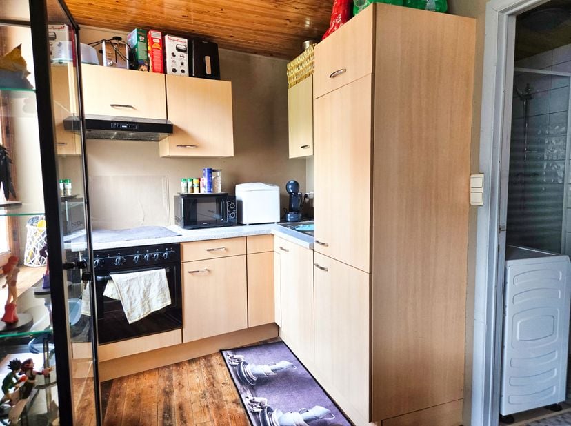 Etage 1: cuisine équipée, séjour avec vue sur le château, salle de bains (douche, WC, meuble-évier) <br />
Etage 2: 2 chambres mansardées<br />
Infos+