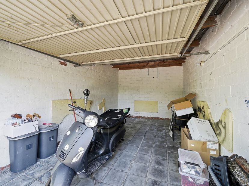 Op zoek naar de perfecte parkeeroplossing in Oudenburg? Dan is dit uw kans!<br />
<br />
In het centrum van Oudenburg bevindt zich deze ruime garagebo