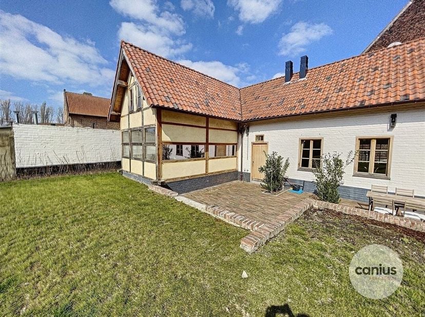 TIJDLOZE WONING IN HARTJE SINT-TRUIDEN<br />
Aan de stadsrand van Sint-Truiden, treffen wij op het Begijnhof deze unieke woning aan gelegen op een uit