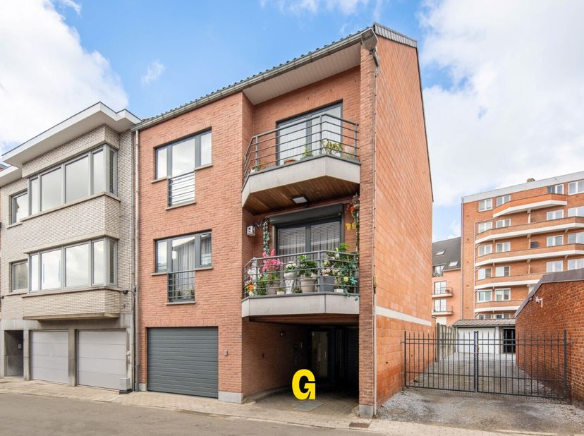 Langs de Nieuwstraat ter hoogte van nummer 16 bevindt zich dit uitstekend verzorgd duplexappartement met drie slaapkamers en een autostandplaats.<br /