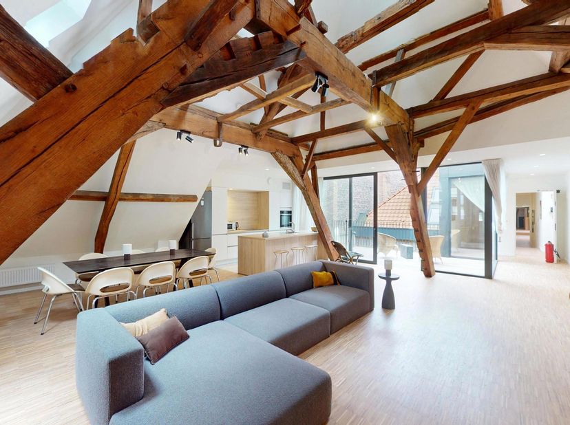 Dit ruime appartement strekt zich uit over een bijzonder royale oppervlakte en biedt een indeling die zich perfect leent voor wie op zoek is naar veel