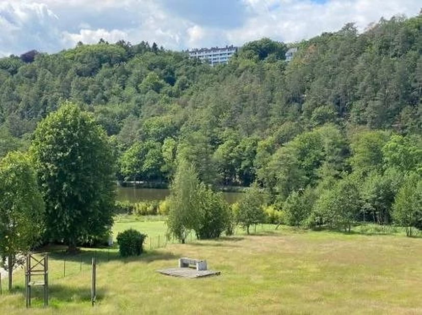 Aan de rand van het Warfaazmeer, in het hart van een typisch dorp in de regio Spa, heeft dit karaktervolle eigendom een oppervlakte van ± 187 m² volge