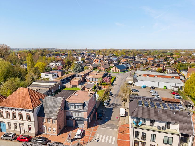 Dans un emplacement d'angle exceptionnel au cur de Nevele se trouve cette propriété polyvalente et pleine de caractère qui combine parfaitement la vie