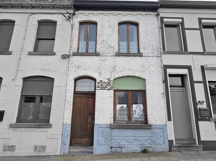 Prix: Offre à partir de 75.000 euros, frais d'agence non inclus et à charge de l'acquéreur.<br />
Maison à rénover comprenant: <br />
Sous-sol: Cave.<