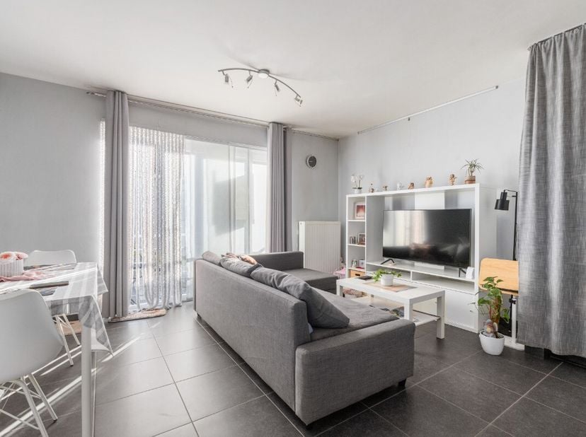 Gezellige éénslaapkamerappartement te koop in centrum van Waregem. Dit aangename en instapklare appartement is gelegen in het centrum van Waregem en d