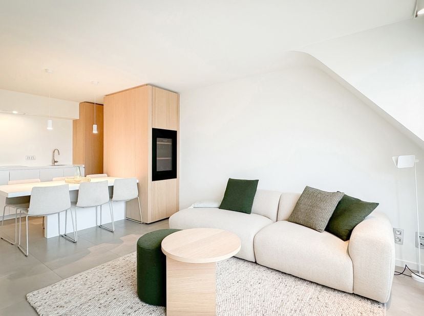 In de charmante residentie Dolce Vita bevindt zich dit prachtig gerenoveerde duplexappartement (bouwjaar 2006) in een kleinschalig gebouw met slechts