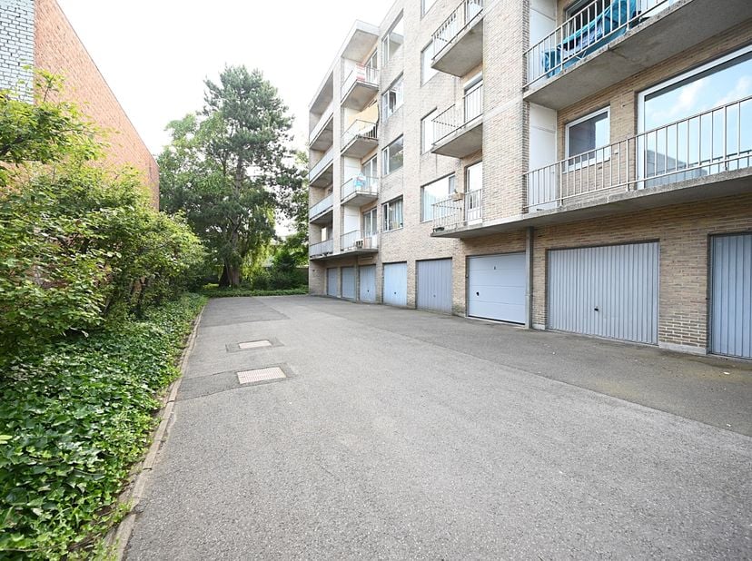 Gezellig en verzorgd appartement gelegen in het centrum, met verrassend veel groen in de directe omgeving.<br />
<br />
Indeling:<br />
Inkomhal<br />