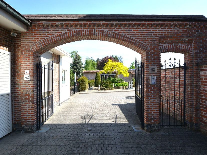 Op een gunstige locatie te Onze-Lieve-Vrouw Waver, bevindt zich deze villawoning.<br />
<br />
De centrale ligging, net buiten het centrum zorgt voor