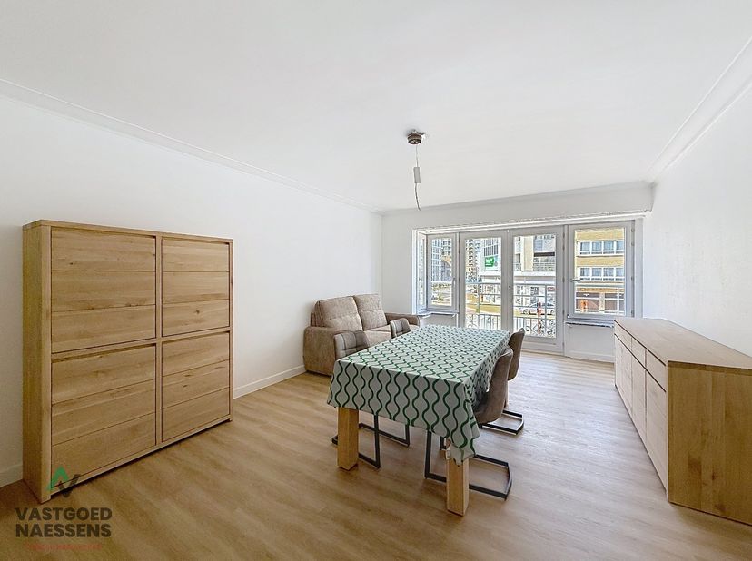 Deze gemeubelde studio is gelegen op de 1STE verdieping van de goed onderhouden residentie "VERA CRUZ", de residentie bevindt zich vlakbij de Zeedijk