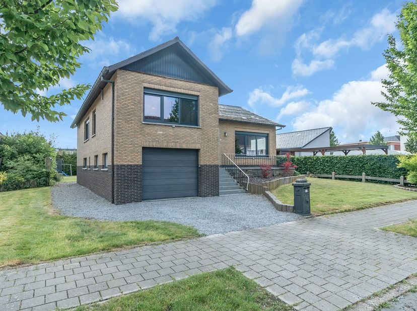Deze verzorgde splitlevelwoning met 3 slaapkamers is gelegen op een mooi perceel van maar liefst 8A 85CA en combineert een aangename woonomgeving met