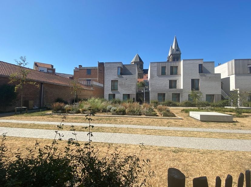 Vernieuwd appartement met 2 slaapkamers, gelegen in een rustige residentie. Dankzij deze rustige ligging geniet u van een comfortabele en ontspannen w