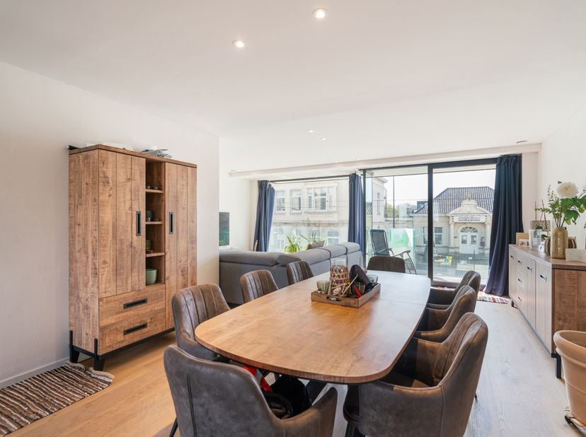In De Smet de Naeyerlaan in Blankenberge vind je deze ruime en recente omgekeerde duplex (bouwjaar 2022) met een bewoonbare oppervlakte van maar liefs