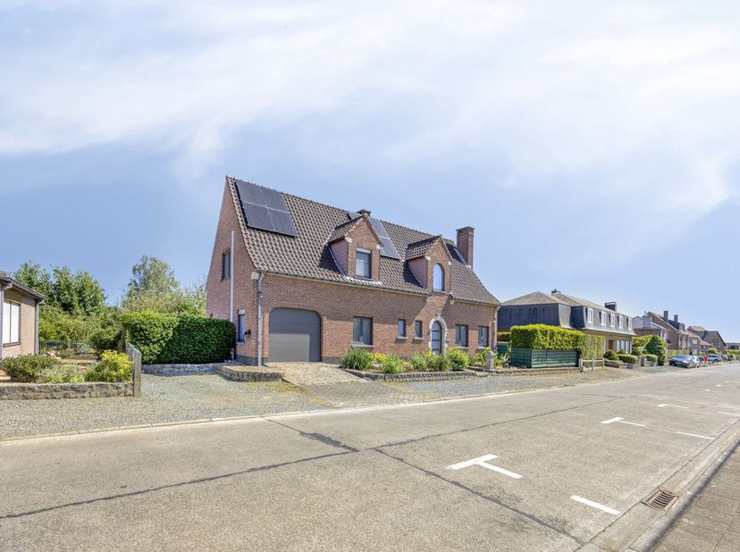 Deze ruime vrijstaande woning is gelegen in Pamel, nabij het centrum, scholen en dagelijkse voorzieningen. Met maar liefst 274 m² woonoppervlakte en e