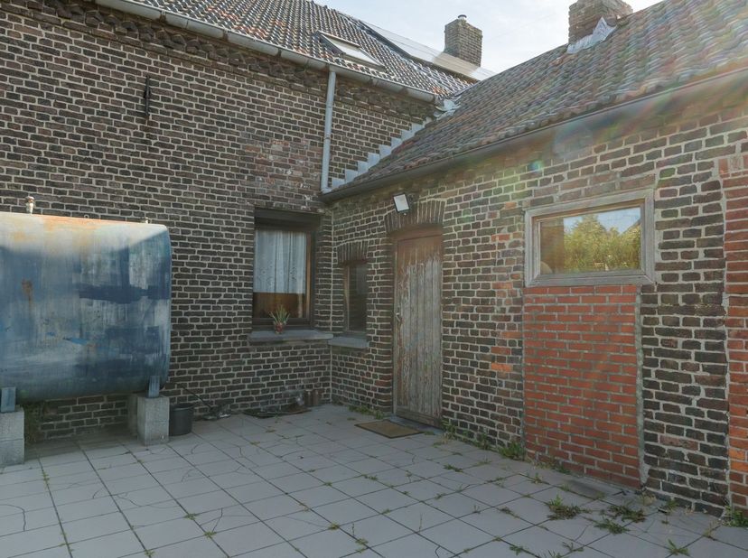 Deze woning is rustig gelegen in Pelt in de Hospitaalstraat, met alle voorzieningen in de nabije omgeving.&amp;nbsp;<br />
Beschrijving: We betreden de wo