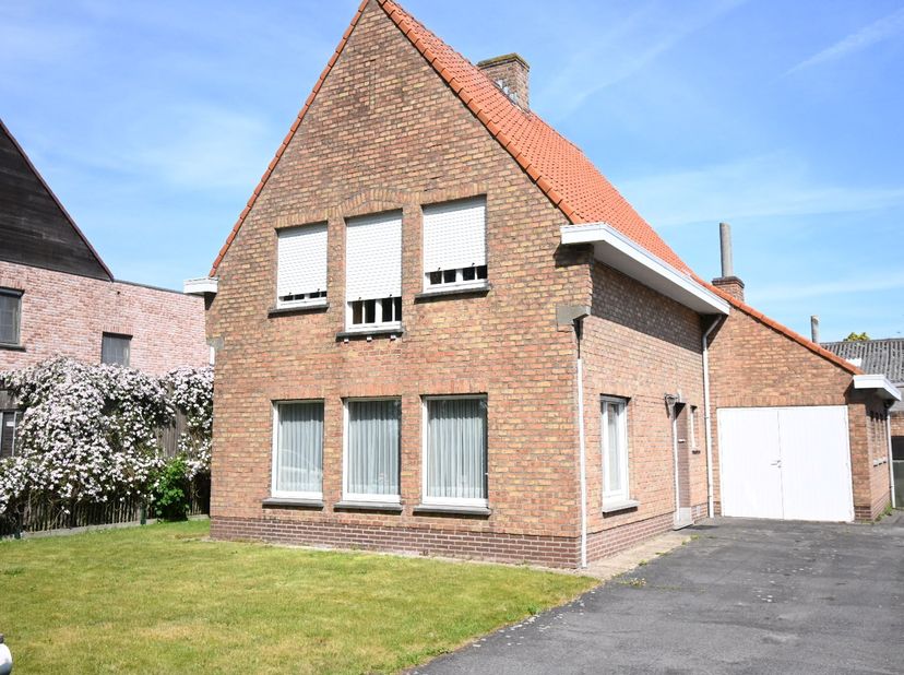 Deze woning staat langs de N9 Brugge  Gent in Maldegem (Oost-Vlaanderen) op enkele stappen van de grens met Sijsele-Damme (West-Vlaanderen). Een uitst