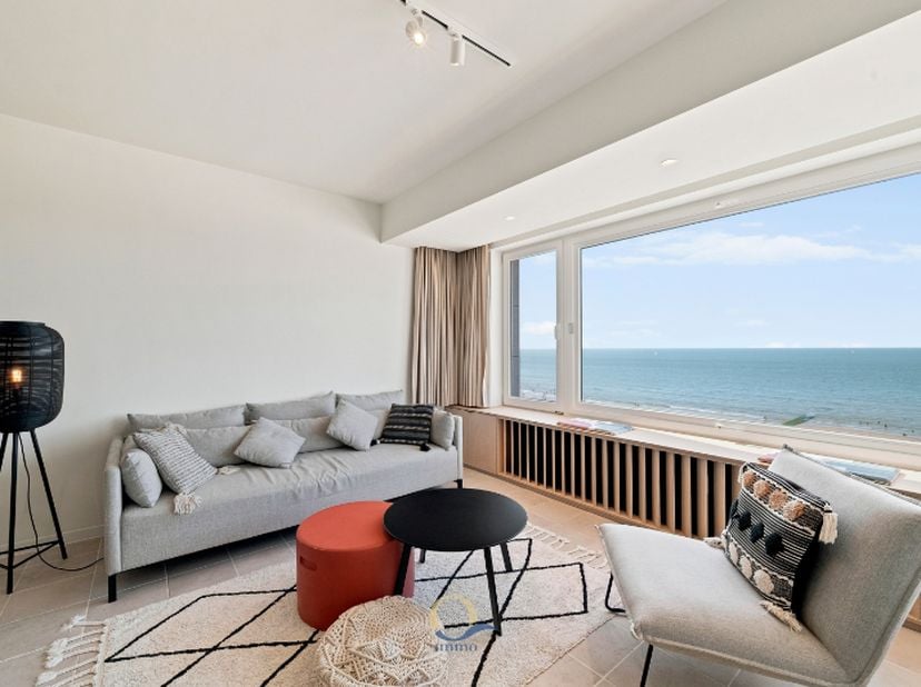 Op een&amp;nbsp;absolute topligging aan de Zeedijk&amp;nbsp;bevindt zich op het 7de verd. dit smaakvol gemeubelde appartement van maar liefst&amp;nbsp;104 m², met