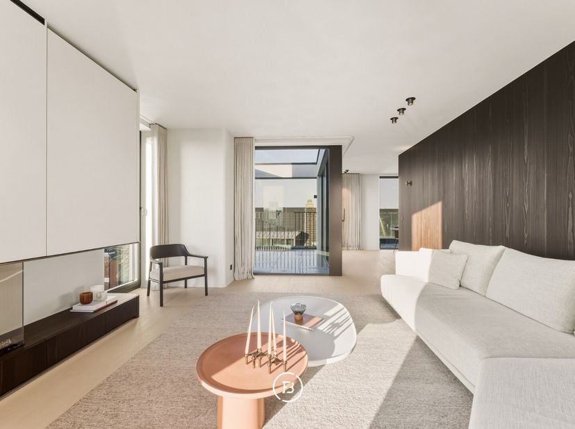 Au cur du centre animé dOostkamp, à langle de la Kortrijksestraat et de la Schooldreef rénovée, se trouve cet appartement neuf exclusif de la Résidenc