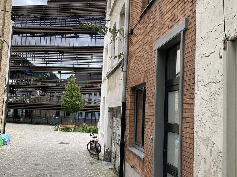 Charmant, volledig gerenoveerd huis, topligging! <br />
92 m2 voor 2 personen: living/eetplaat, keuken met alle toestellen, badkamer met ligbad, lavab